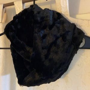 Fuzzy Black Short Infinity Scarf